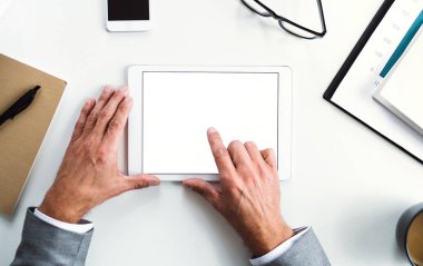 Bir midsection masada oturan işadamı tablet kullanma. Üstten görünüm. Kopya alanı.