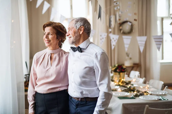 Vedoucí pár stojící uvnitř v místnosti pro party. Kopírovat prostor. — Stock fotografie