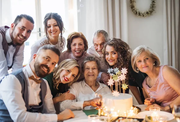 실내 파티에 생일을 축 하 하는 multigeneration 가족과 노인 여성. — 스톡 사진