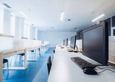 Bir kitaplık veya ofis modern geniş bilgisayar odasında bir iç.