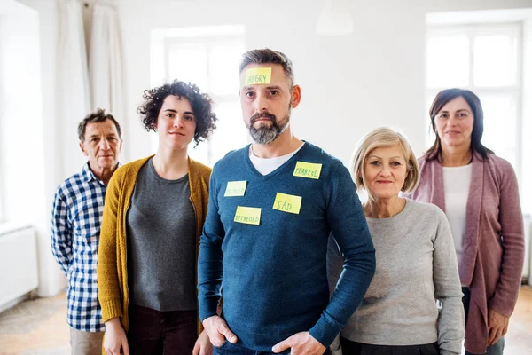 Jonge en oude mensen permanent met negatieve emoties zelfklevende notities tijdens groepstherapie. — Stockfoto