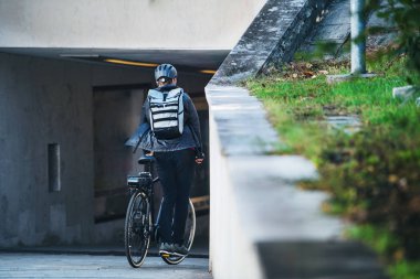 Şehirde paketleri teslim erkek Bisiklet kurye dikiz. Kopya alanı.