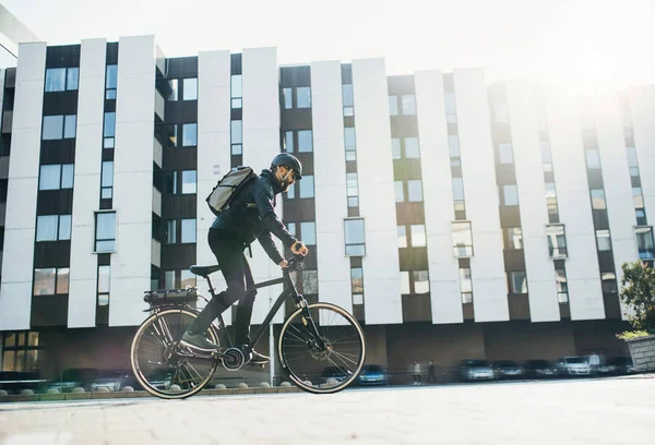 Male courier with bicycle delivering packages in city. Copy space. — Stock Photo, Image