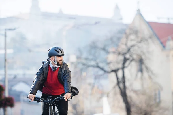 Hipster viajero de negocios con bicicleta que viaja a trabajar en la ciudad . — Foto de Stock