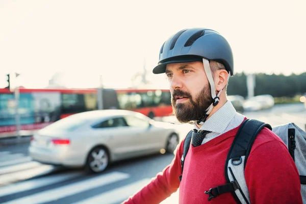 Hipster businessman commuter with bicycle traveling to work in city. — Stock Photo, Image