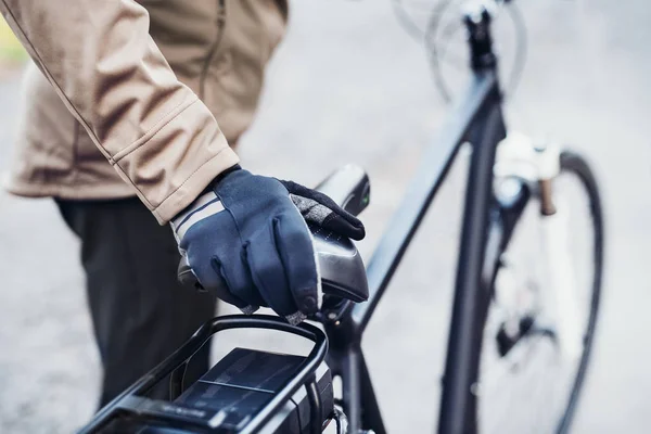 A midsection of a cyclist with electrobike standing outdoors in town. — Stock Photo, Image