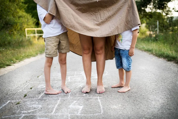 Due Figli Piccoli Che Giocano Con Madre Allegra Una Strada — Foto Stock