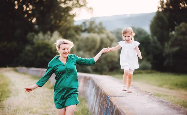 Mãe Jovem Natureza Com Filha Pequena Divertindo Uma Menina Correndo — Fotografia de Stock