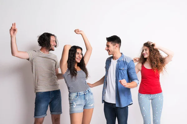 Retrato de alegres jóvenes amigos bailando en un estudio . —  Fotos de Stock