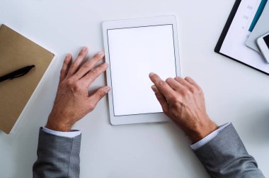 Bir midsection masada oturan işadamı tablet kullanma. Üstten görünüm. Kopya alanı.