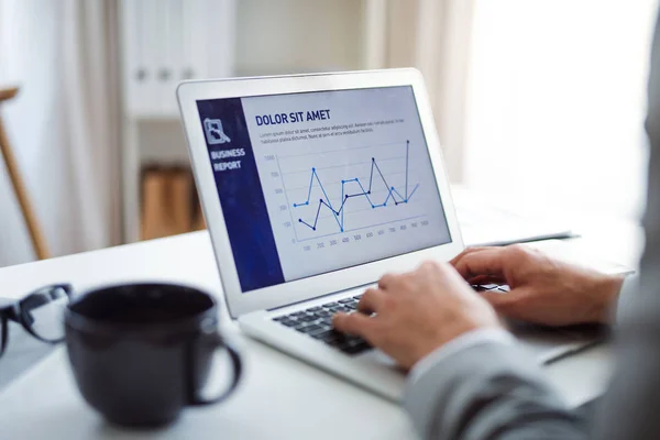 Een buik van zakenman met laptop zitten aan de tafel, werken. — Stockfoto