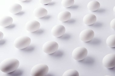 Paskalya ve bahar düz yatıyordu. Beyaz beyaz bir arka plan üzerinde yumurta. Stüdyo vurdu. Düz yatıyordu.