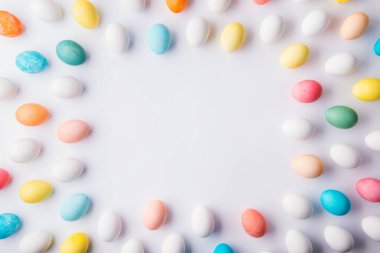 Düz beyaz bir arka plan üzerinde yumurtlamak. Paskalya ve bahar kompozisyon. Kopya alanı.