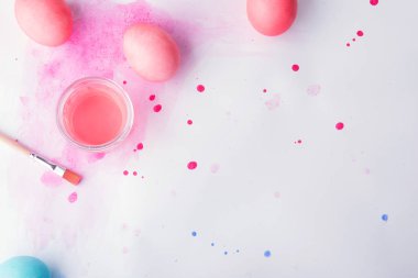 Boyalı yumurta düz beyaz bir arka plan üzerinde yatıyordu. Paskalya ve bahar kompozisyon. Kopya alanı.