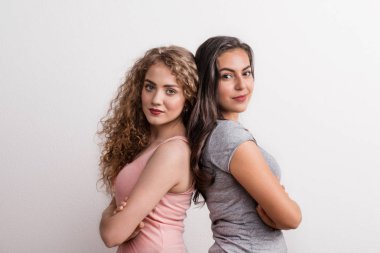 Genç güzel kadın Studio ayakta kollarını arkaya geçti.