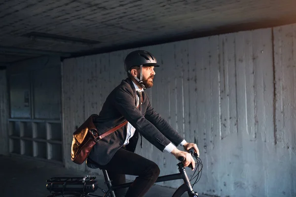 Hipster homem de negócios comutador com bicicleta elétrica viajando para o trabalho na cidade . — Fotografia de Stock