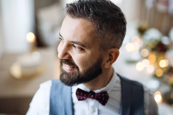 Un ritratto di un uomo maturo in piedi in casa su una festa, distogliendo lo sguardo . — Foto Stock