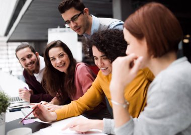 Grup genç iş adamları birlikte çalışma office, söz.