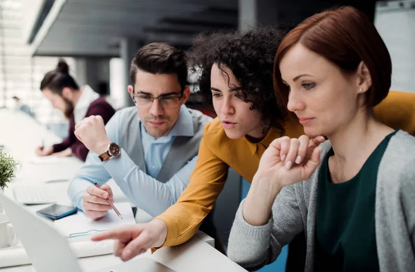 Group of young businesspeople working together in office, talking. — Stock Photo, Image