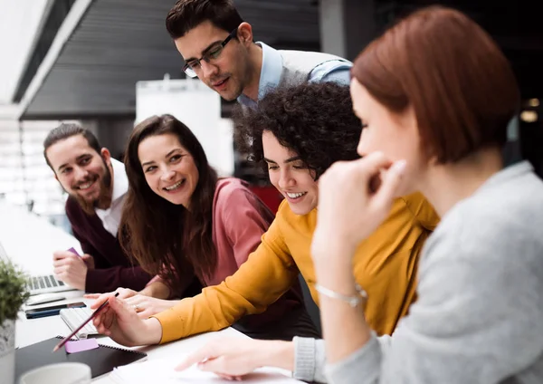 Grupo de jóvenes empresarios que trabajan juntos en el cargo, hablando . — Foto de Stock