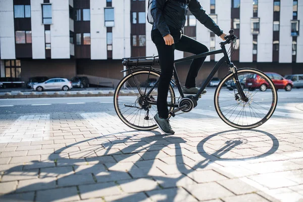 Brzuch męski kuriera z rowerem, dostarczanie przesyłek, w mieście. Miejsce. — Zdjęcie stockowe