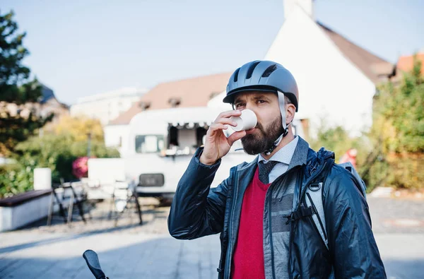 Zakenman commuter naar huis van het werk in de stad, het drinken van koffie. — Stockfoto
