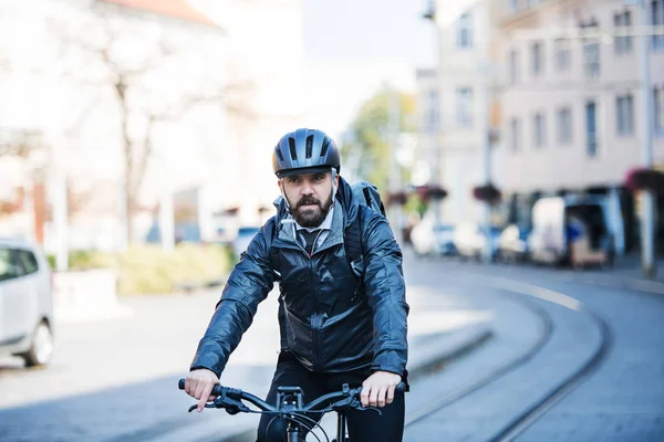 Hipster biznesmen podmiejskich z rowerów podróży do pracy w mieście. — Zdjęcie stockowe