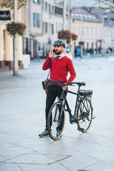 Hipster biznesmen podmiejskich rowerów i smartfon w drodze do pracy w mieście. — Zdjęcie stockowe