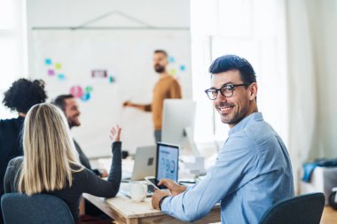 Modern bir ofiste iş arkadaşlarınıza sunu bir işadamı.