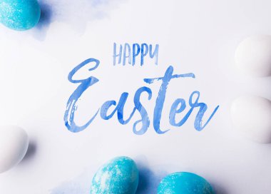 Mutlu Paskalya düz beyaz bir arka plan üzerinde yatıyordu.