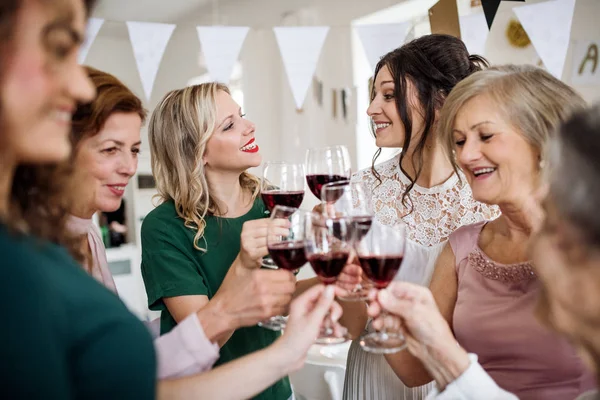 A multigeneration family clinking glasses on a indoor family birthday party. — Stock Photo, Image