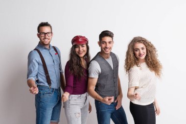 Bir stüdyoda ayakta, eğleniyor arkadaşlar genç grup portresi.