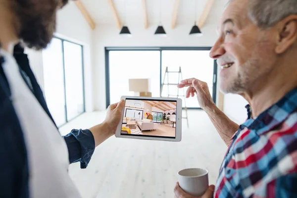 En äldre man att hjälpa sin son med möblera nytt hus, ett nytt hem koncept. — Stockfoto