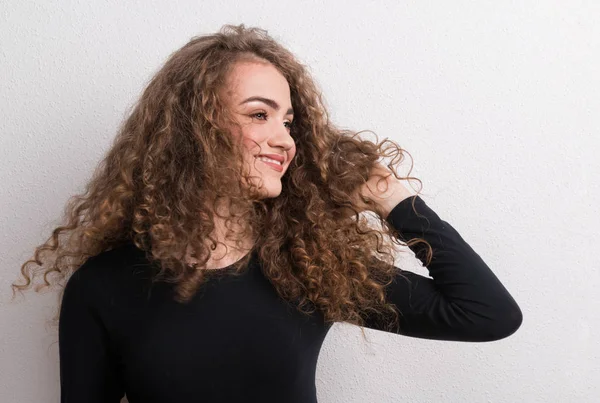 Young beautiful happy woman standing in studio. — Stock Photo, Image