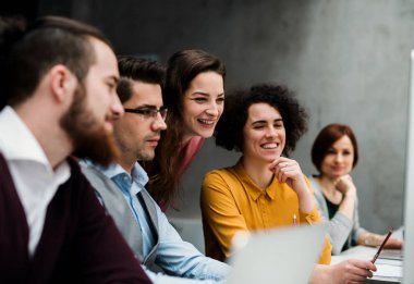 Grup genç iş adamları birlikte çalışma office, söz.