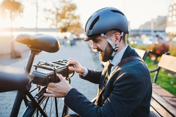 Hipster biznesmen podmiejskich Konfigurowanie Elektryczny rower w mieście. — Zdjęcie stockowe