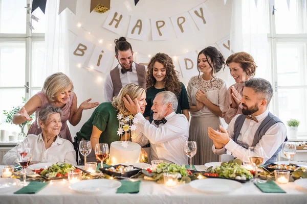 Seniorchef mit Mehrgenerationenfamilie feiert Geburtstag auf Indoor-Party. — Stockfoto