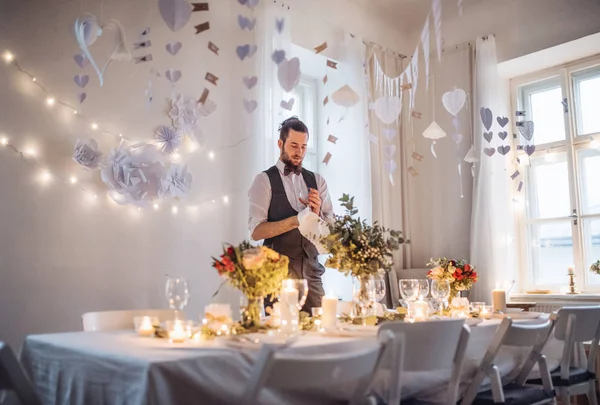 영 활과 남자와 조끼는 실내 파티에 대 한 테이블을 설정. — 스톡 사진