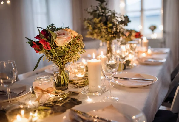 Tavola apparecchiata per un pasto al chiuso in una stanza su una festa, un matrimonio o una festa di famiglia . — Foto Stock