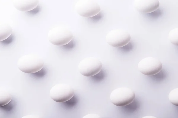 Witte eieren op een witte achtergrond. Pasen en voorjaar plat leggen. — Stockfoto