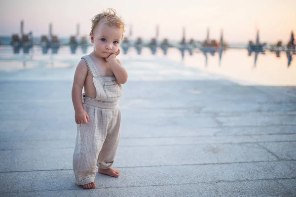 Ein kleines Mädchen, das im Sommerurlaub am Strand steht. Kopierraum. — Stockfoto