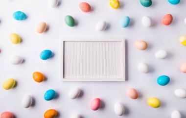 Düz beyaz bir arka plan üzerinde yumurtlamak. Paskalya ve bahar kompozisyon. Kopya alanı.