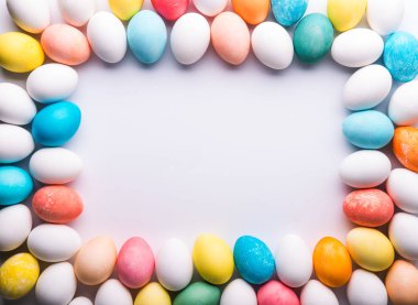 Düz beyaz bir arka plan üzerinde yumurtlamak. Paskalya ve bahar kompozisyon. Kopya alanı.