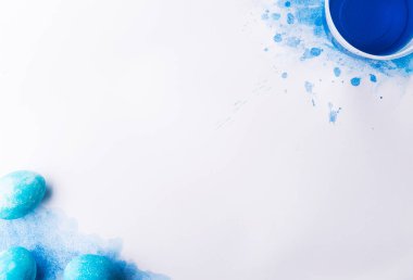 Boyalı yumurta düz beyaz bir arka plan üzerinde yatıyordu. Paskalya ve bahar kompozisyon. Kopya alanı.