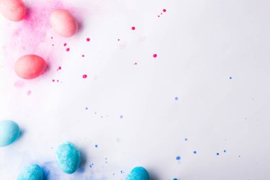 Düz beyaz bir arka plan üzerinde yumurtlamak. Paskalya ve bahar kompozisyon.