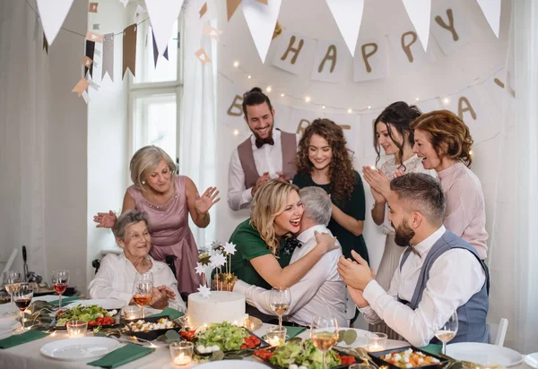 Seniorchef mit Mehrgenerationenfamilie feiert Geburtstag auf Indoor-Party. — Stockfoto