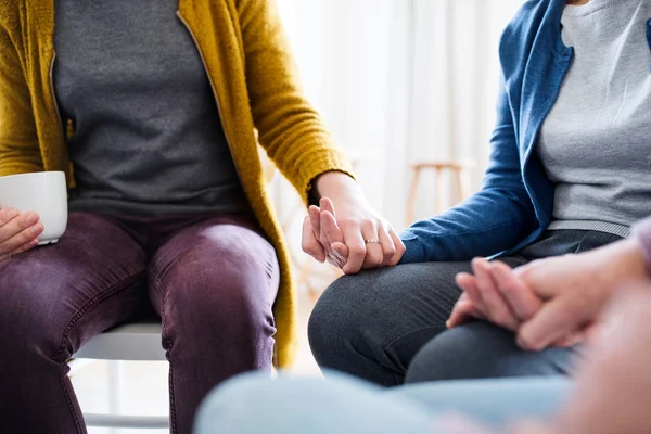 Midsection de homens e mulheres sentados em um círculo durante a terapia de grupo . — Fotografia de Stock