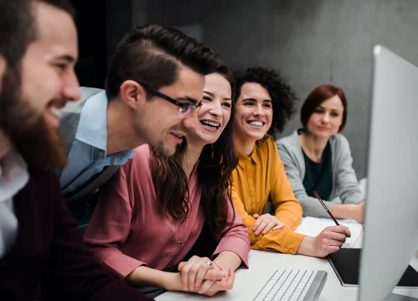 Groep van jonge ondernemers werken samen in kantoor, praten. — Stockfoto
