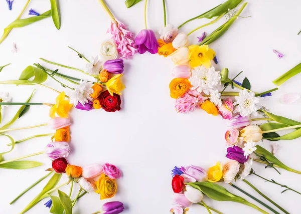 Flores e cruz conceito abstrato Páscoa em um fundo branco. Espaço de cópia . — Fotografia de Stock