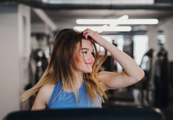 Portrét mladá dívka nebo žena, která dělá kardio cvičení v tělocvičně. — Stock fotografie